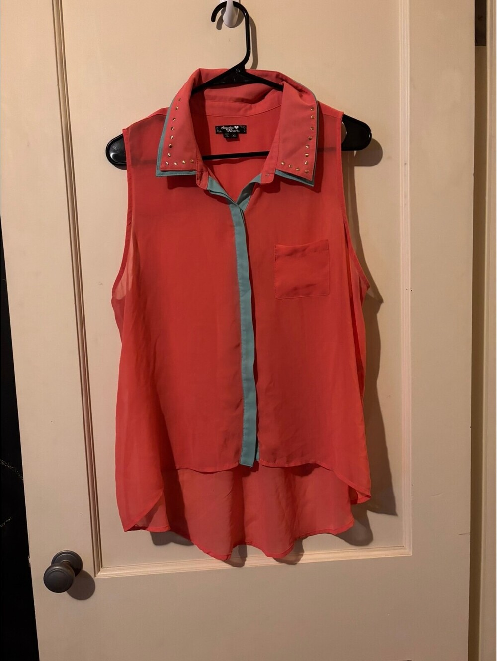 Coral sleeveless button-front blouse with mint trim XL